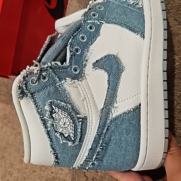 Nike Air Jordan 1 Retro Hi OG - Picture 4 of 8